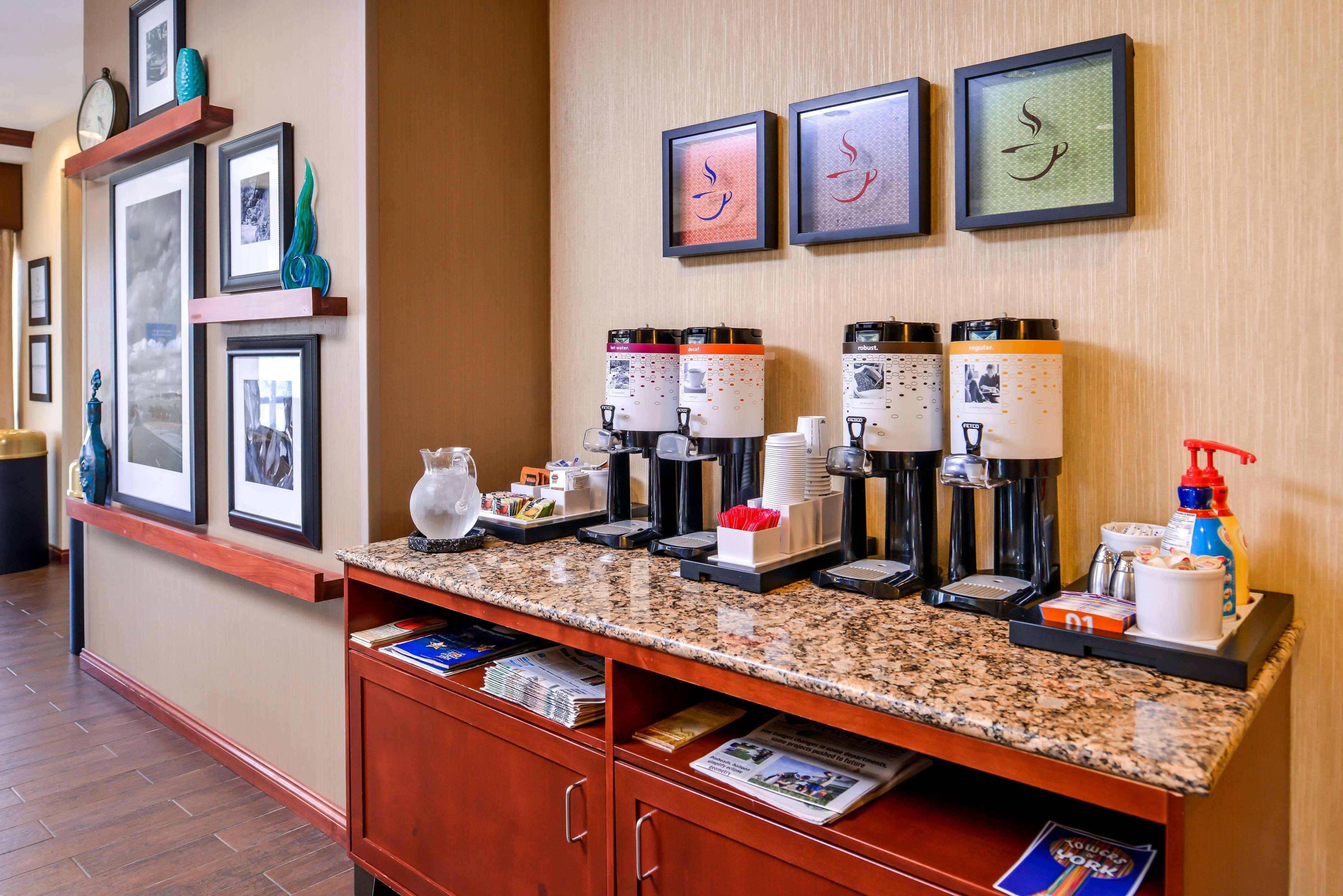 Hampton Inn York Exterior photo